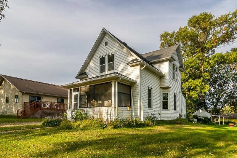 260 S Park Ave, Le Center, MN 56057