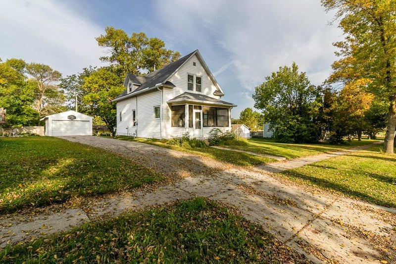 260 S Park Ave, Le Center, MN 56057