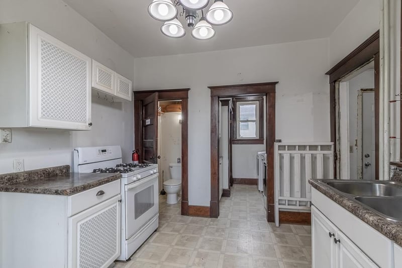 260 S Park Ave, Le Center, MN 56057