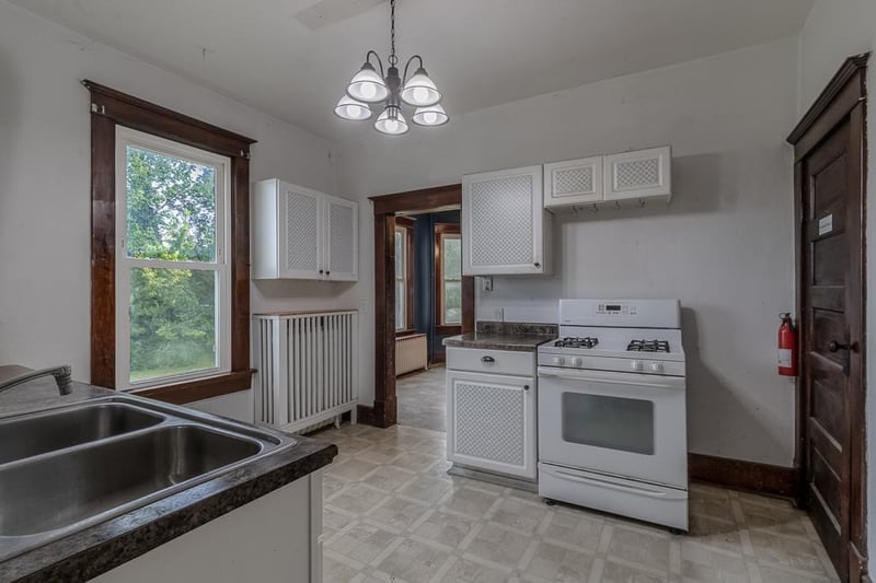 260 S Park Ave, Le Center, MN 56057