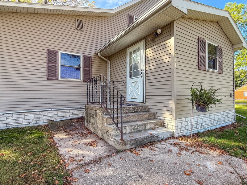 211 W Sherman St, Ceylon, MN 56121