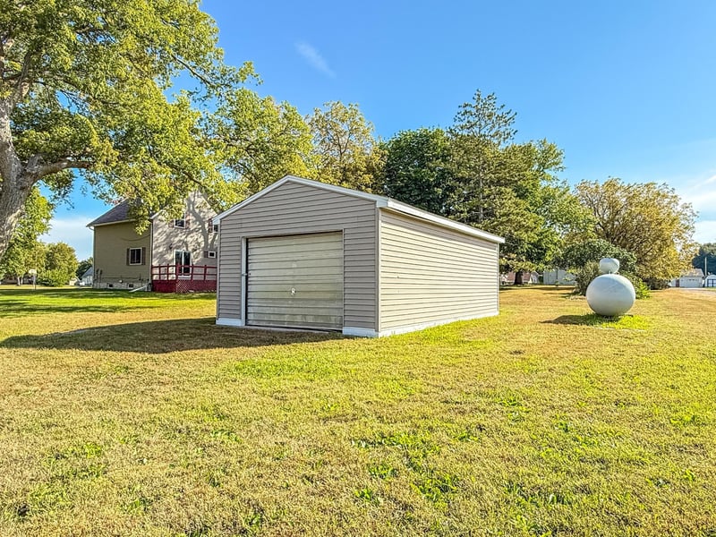 211 W Sherman St, Ceylon, MN 56121