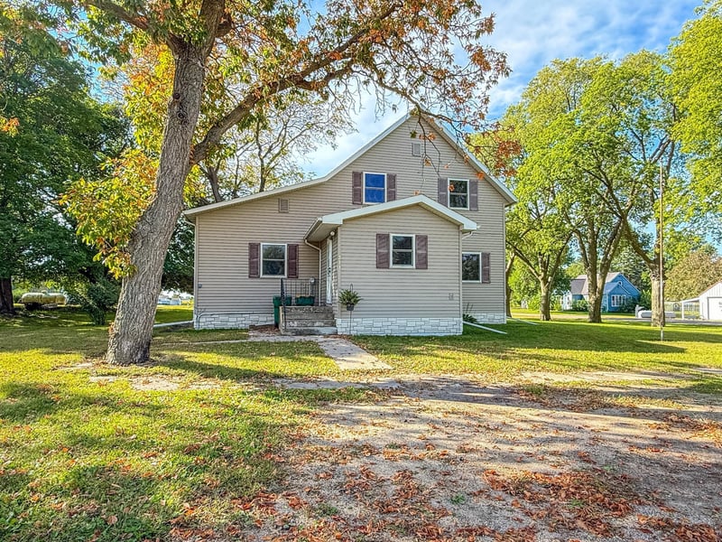 211 W Sherman St, Ceylon, MN 56121