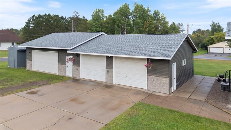 808 Center Dr NW, Chisholm, MN 55719