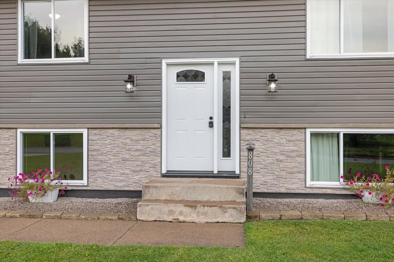 808 Center Dr NW, Chisholm, MN 55719