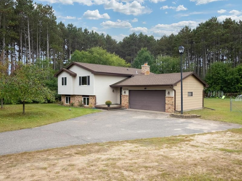 22770 Sycamore St NW, Oak Grove, MN 55005