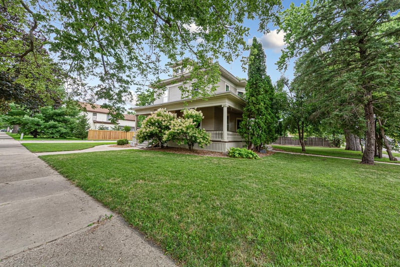 404 3rd St NW, Faribault, MN 55021