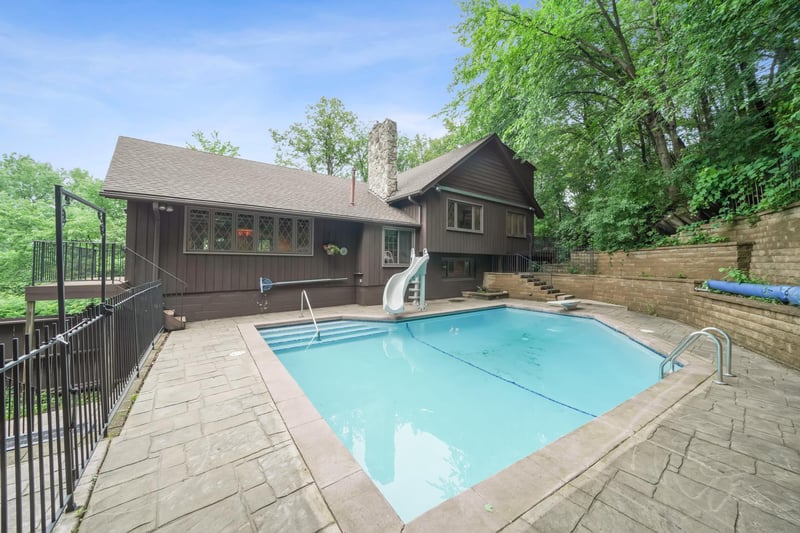 9001 Poplar Bridge Rd, Bloomington, MN 55437