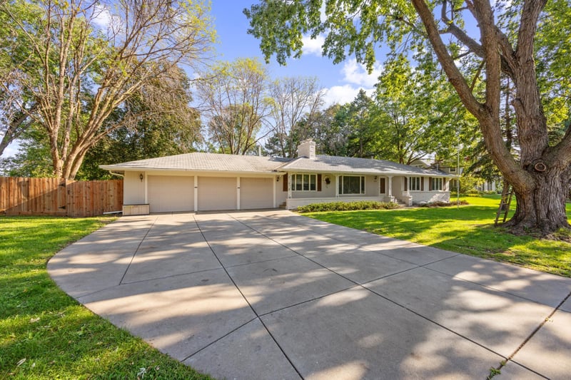 4828 Valley View Rd, Edina, MN 55424