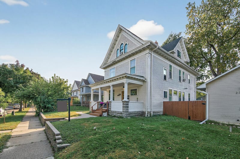 2323 Dupont Ave N, Minneapolis, MN 55411