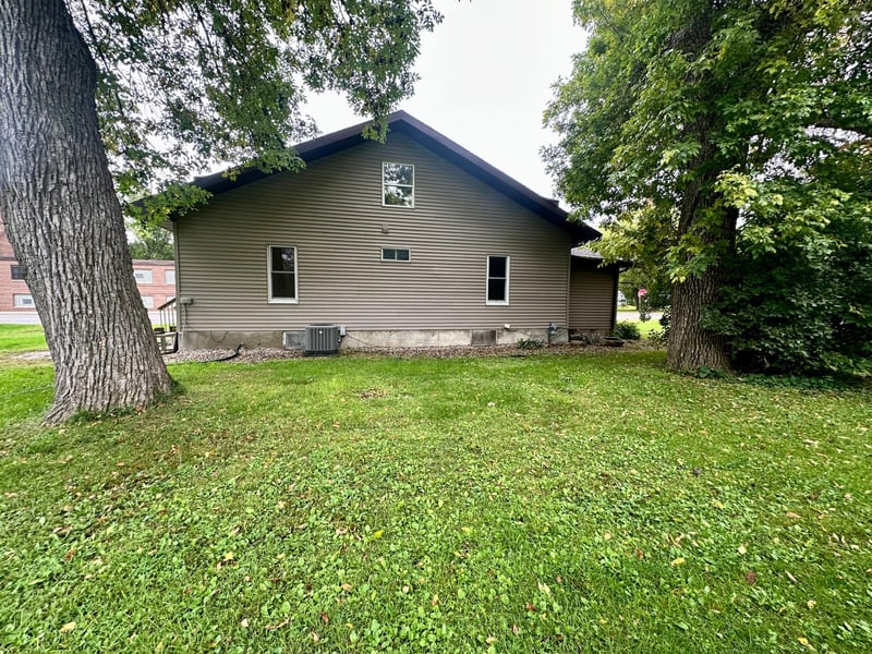 431 Douglas Ave E, Hector, MN 55342