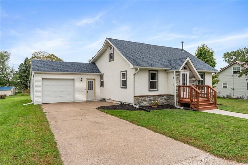 305 Prentice St S, Clayton, WI 54004