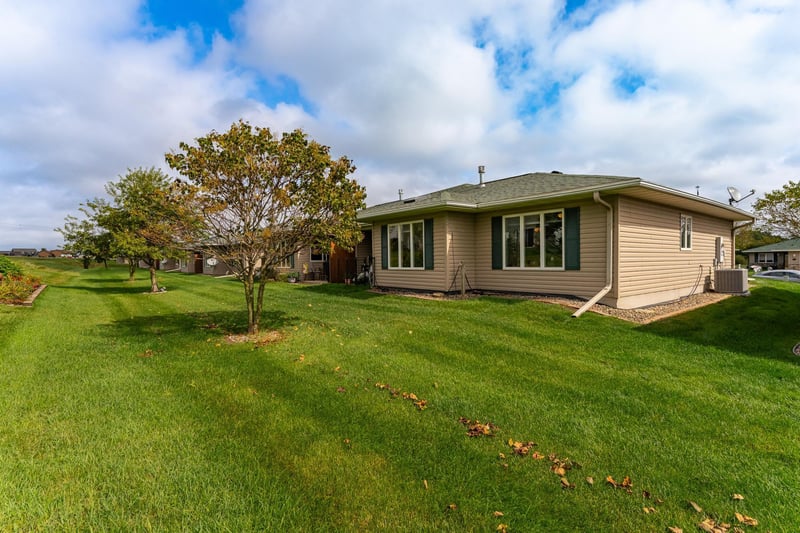 1821 Clubhouse Dr NE, Stewartville, MN 55976