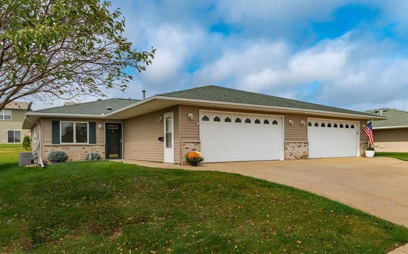 1821 Clubhouse Dr NE, Stewartville, MN 55976