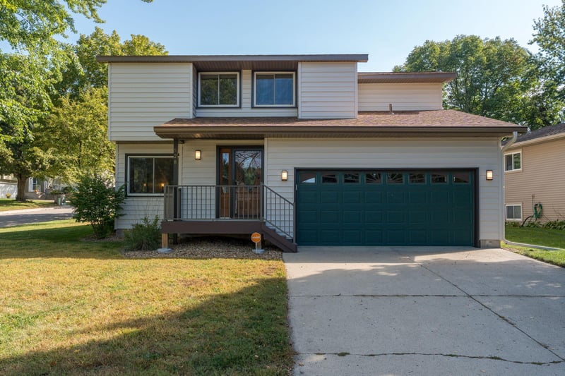 528 Linda Dr, Eagle Lake, MN 56024