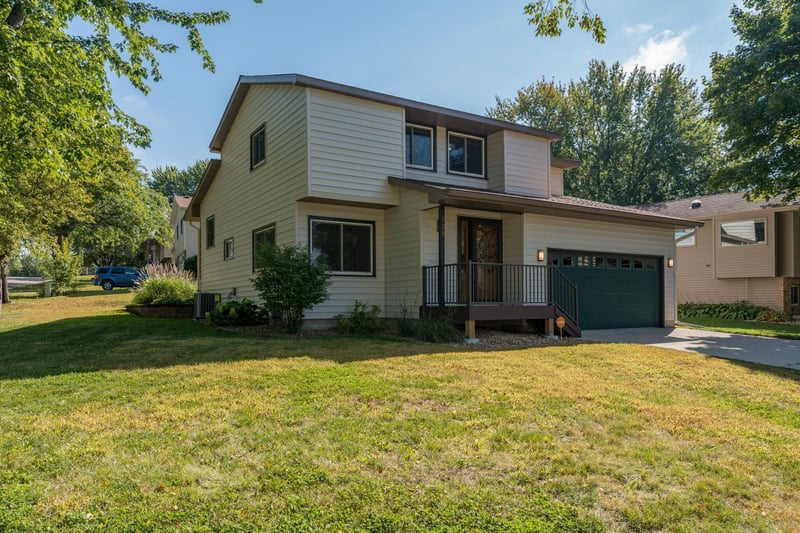 528 Linda Dr, Eagle Lake, MN 56024