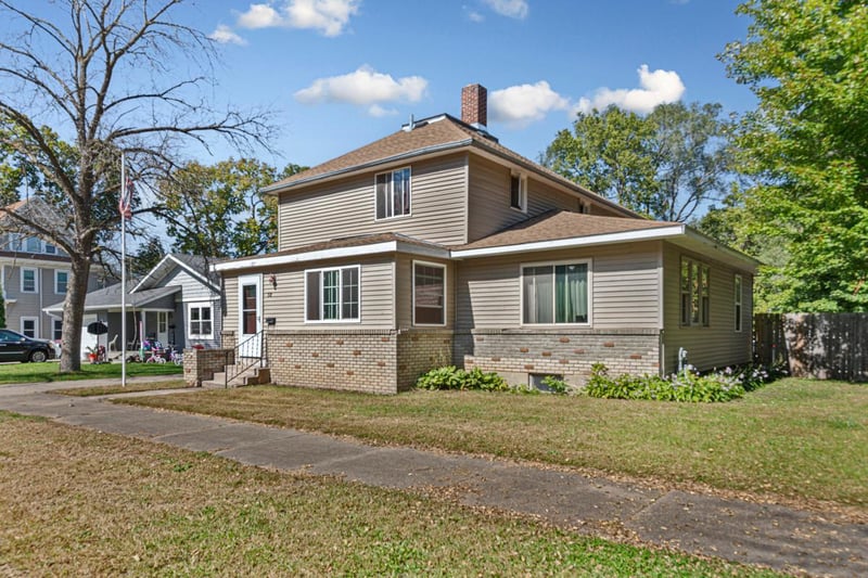 718 6th St NW, Faribault, MN 55021
