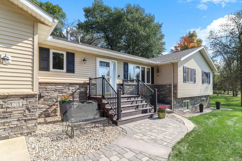 16188 Woodcrest Dr, Paynesville, MN 56362