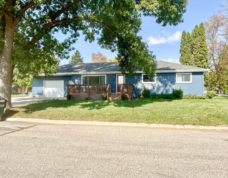 304 Lindstrom Ave W, Grove City, MN 56243