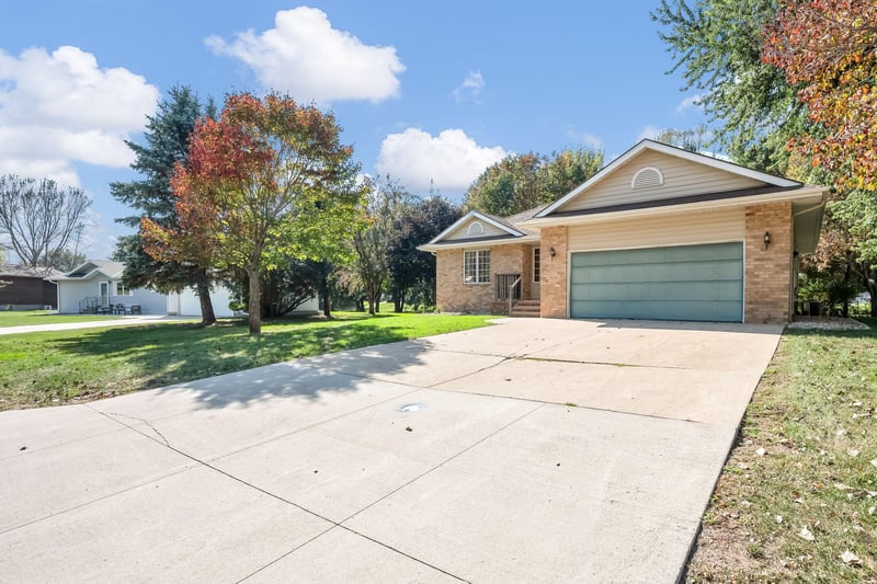 1527 North Hw, Jackson, MN 56143