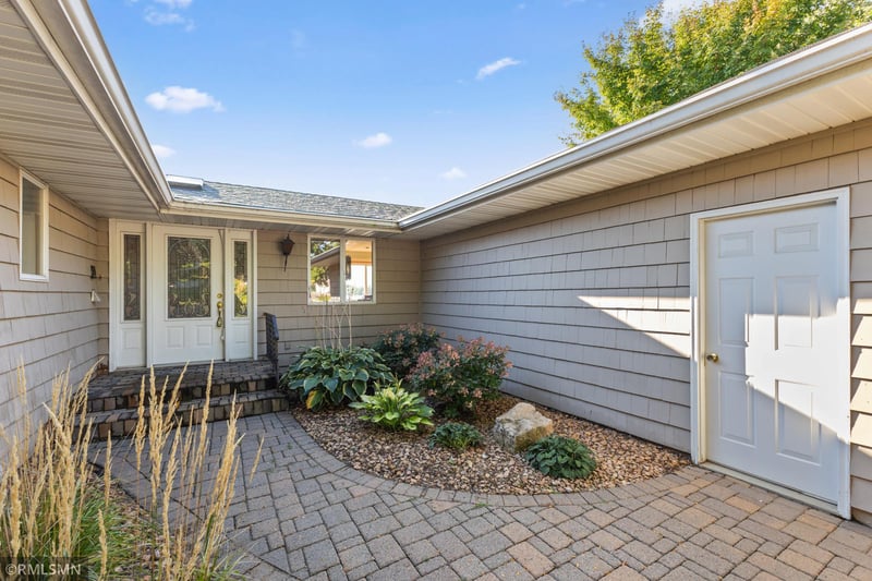998 Kohlman Ct, Maplewood, MN 55109