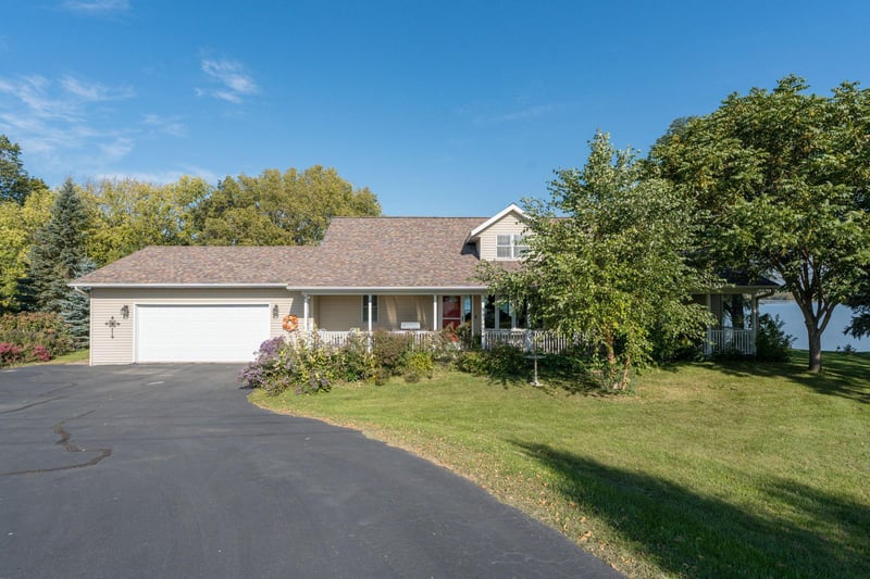 26728 Sioux Trl, Madison Lake, MN 56063