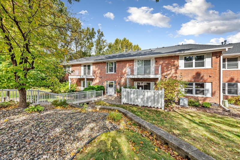 6337 Alderwood Cir #B, Woodbury, MN 55125
