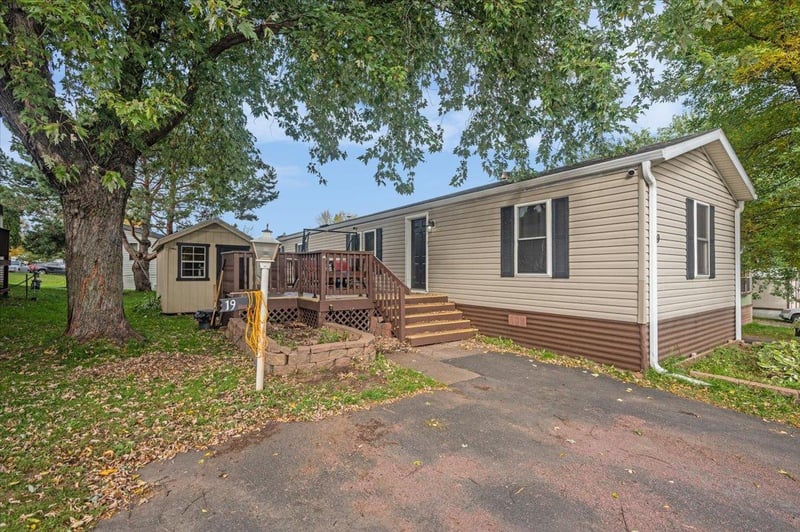 19 Holly Ln, Duluth, MN 55810