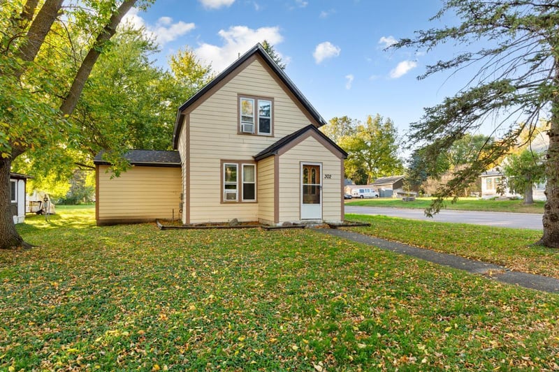 302 S Renville St, Winthrop, MN 55396