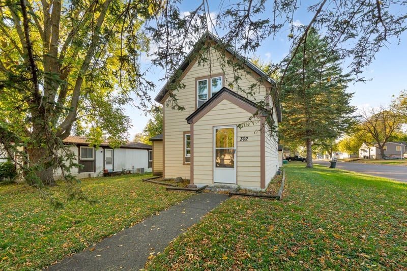 302 S Renville St, Winthrop, MN 55396
