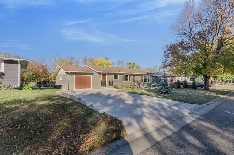 606 5th St SE, Pelican Rapids, MN 56572