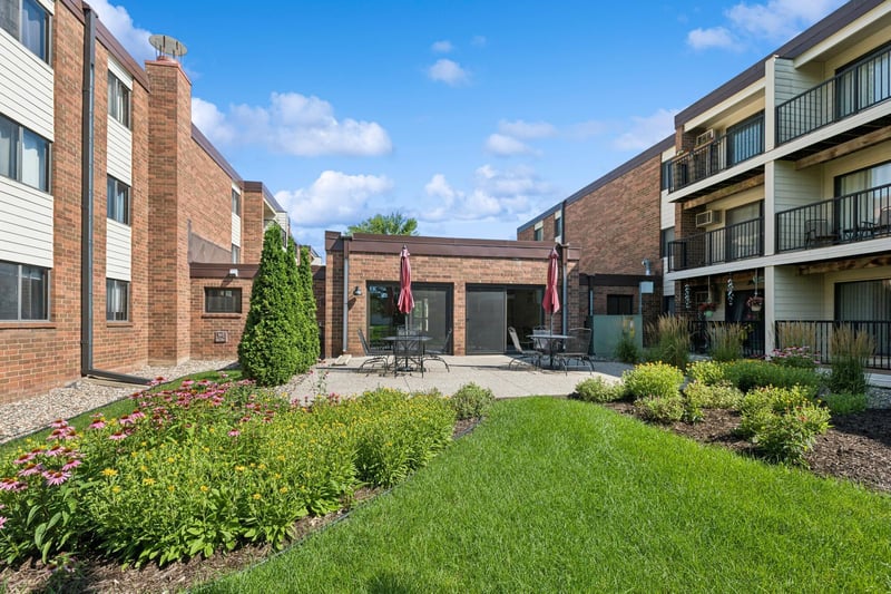 4 Pine Tree Dr #324, Arden Hills, MN 55112