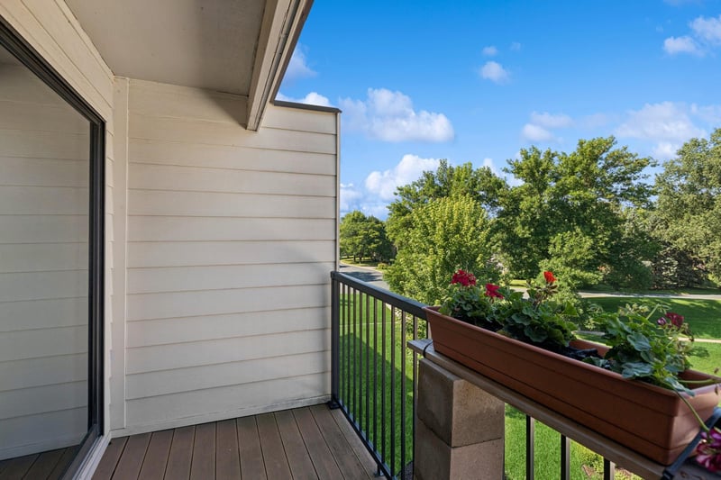 4 Pine Tree Dr #324, Arden Hills, MN 55112
