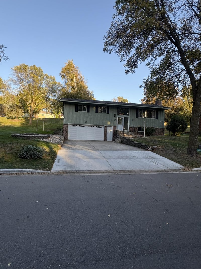 1308 Oak Dr, Montevideo, MN 56265