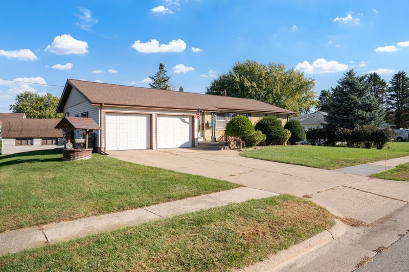 19 5th St SE, Eyota, MN 55934