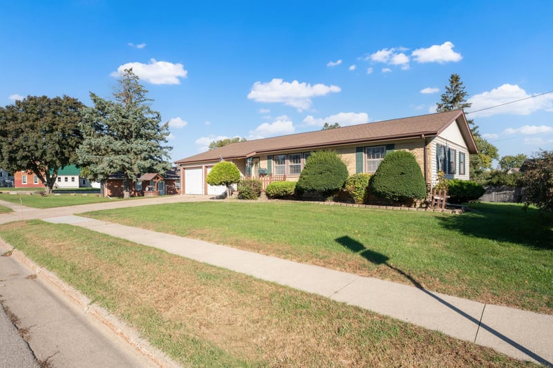19 5th St SE, Eyota, MN 55934
