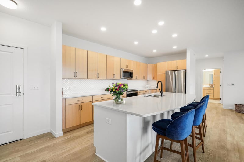 1948 W Wayzata Blvd #308, Long Lake, MN 55356