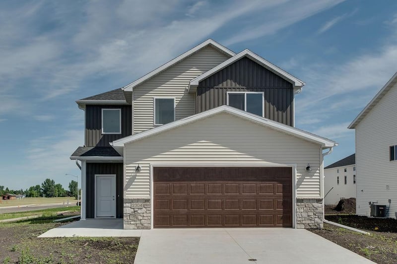 2304 37 Ave S, Moorhead, MN 56560