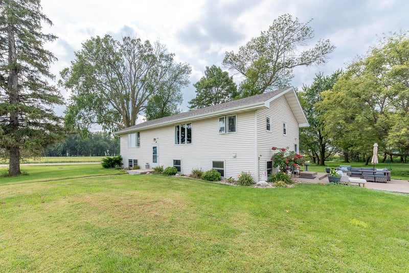 37658 410th St, Saint Peter, MN 56082