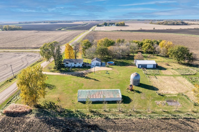 37658 410th St, Saint Peter, MN 56082