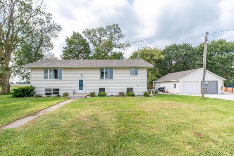 37658 410th St, Saint Peter, MN 56082