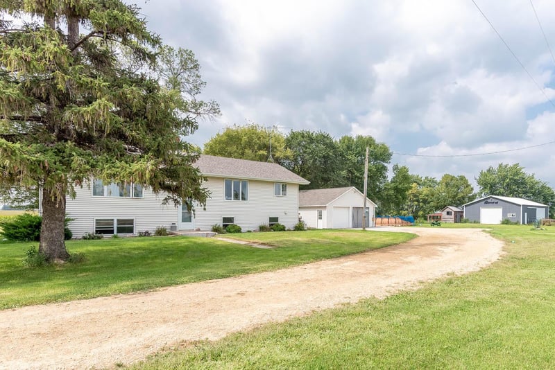 37658 410th St, Saint Peter, MN 56082