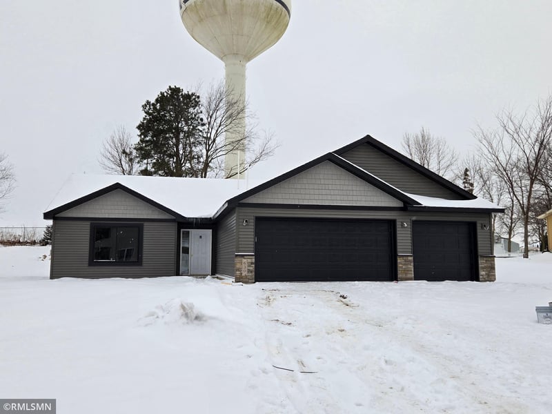 630 Cedar Ridge Ave, Le Center, MN 56057