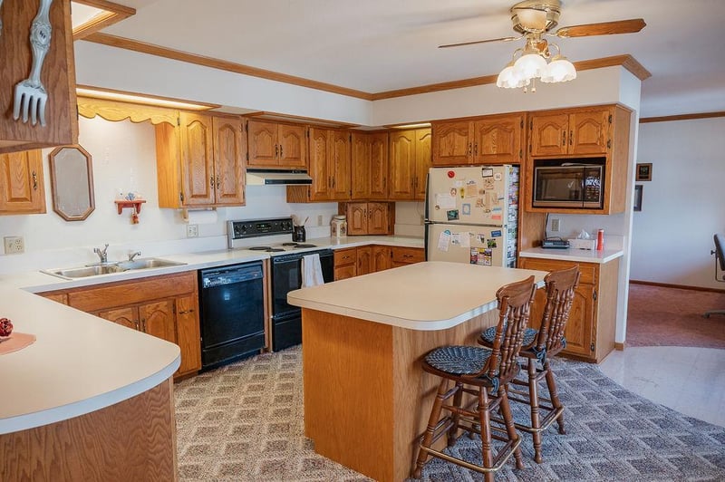 208 W 6th St, Blue Earth, MN 56013