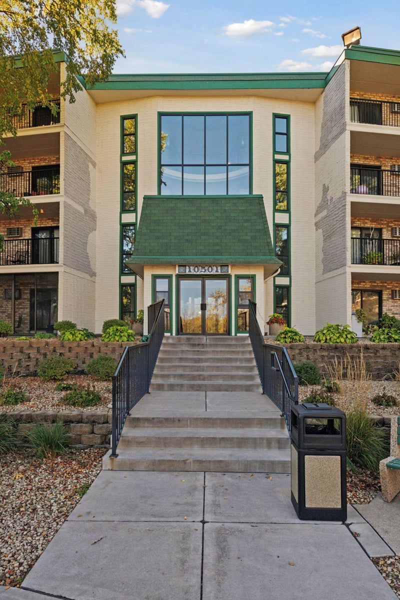 10501 Cedar Lake Rd #414, Minnetonka, MN 55305