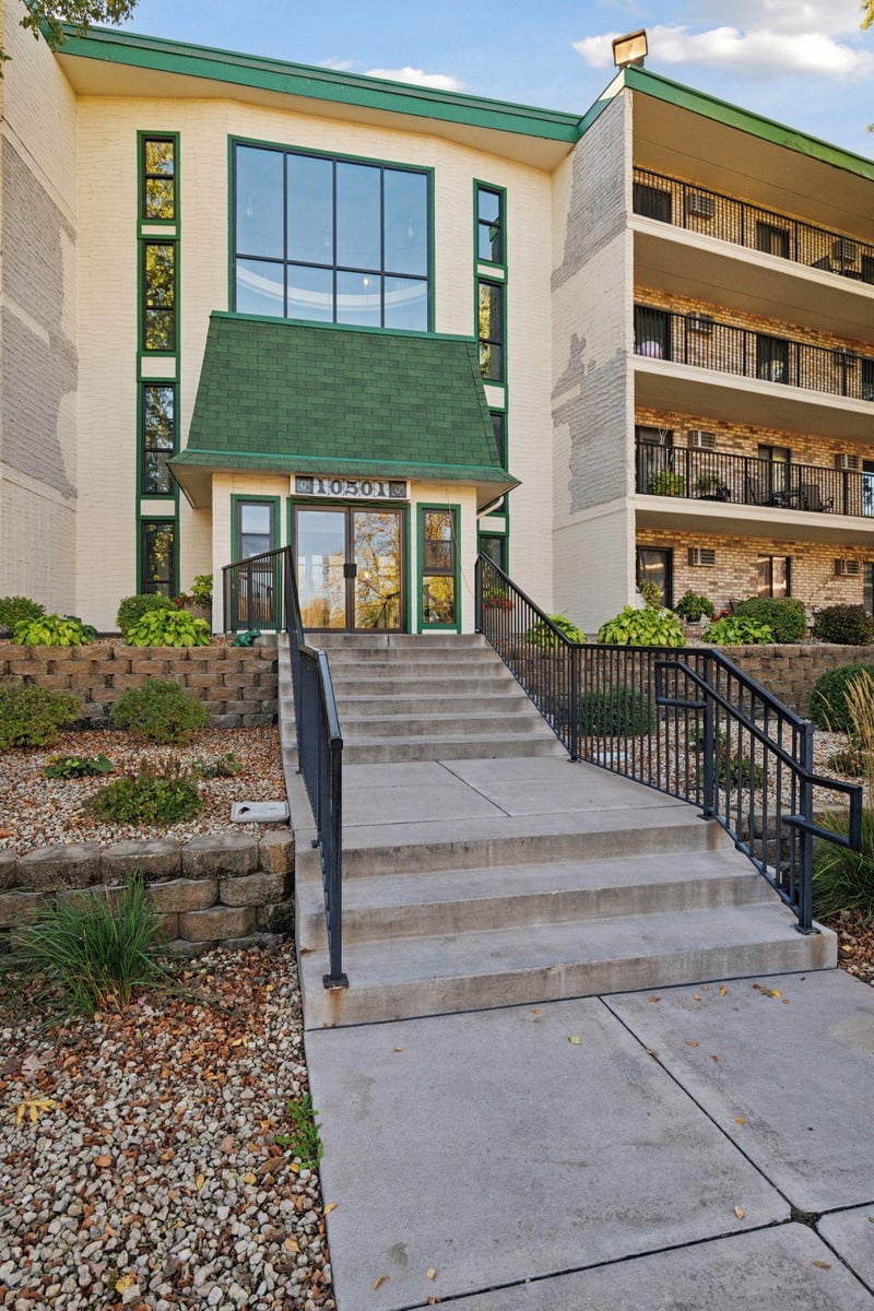 10501 Cedar Lake Rd #414, Minnetonka, MN 55305