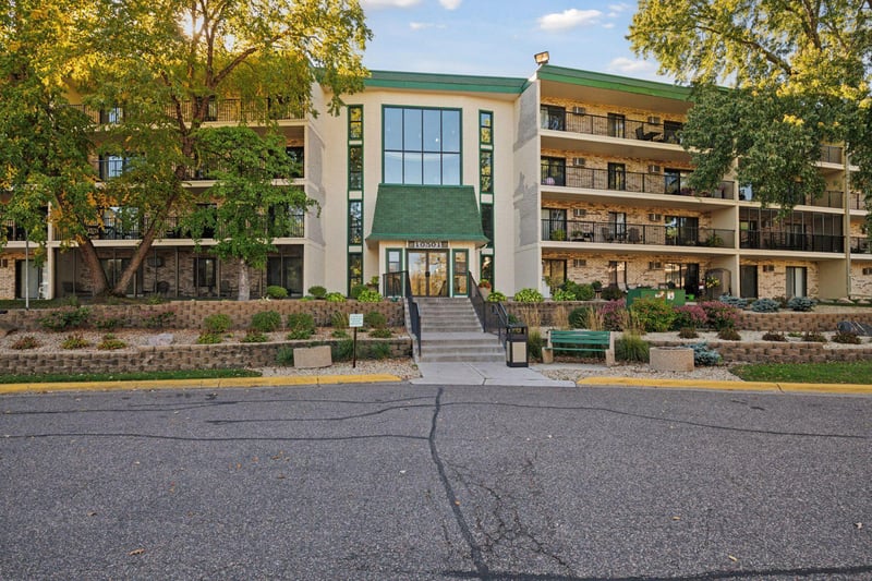 10501 Cedar Lake Rd #414, Minnetonka, MN 55305