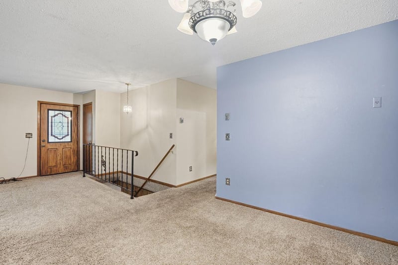 581 4th St E, Hector, MN 55342
