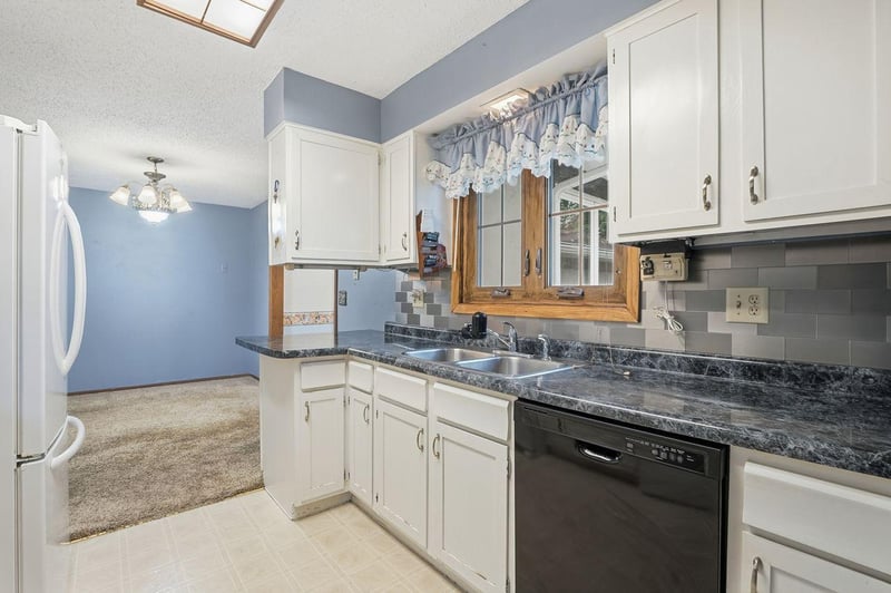 581 4th St E, Hector, MN 55342