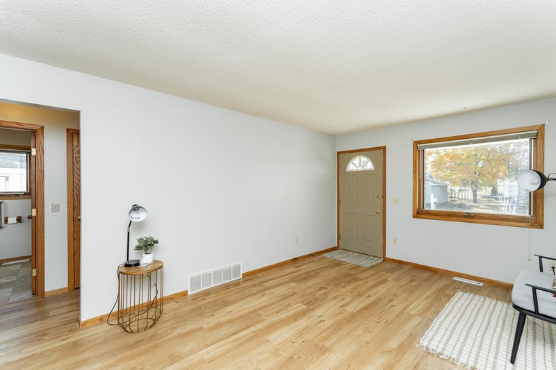 209 E Henry St, Le Roy, MN 55951